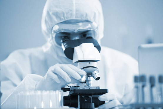 科学家在实验室中研究未知病原体