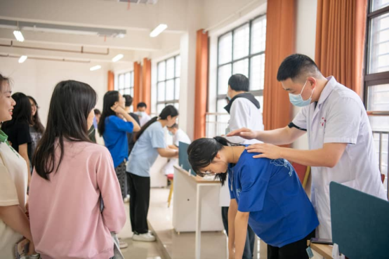青少年脊柱侧弯筛查现场实拍