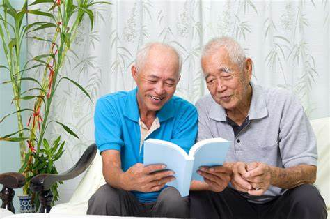 老人看书