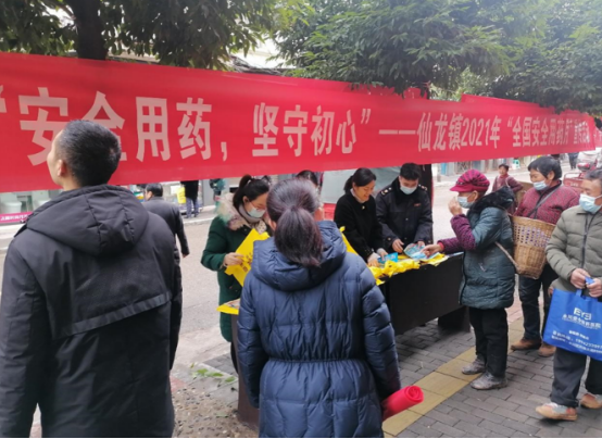 康复村民在新建的农药安全宣教中心学习