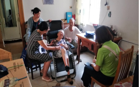 居家养老革命：从“家庭负重”到“社区支撑”