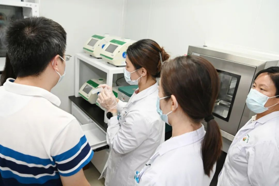 临床应用：从实验室到人群筛查的跨越